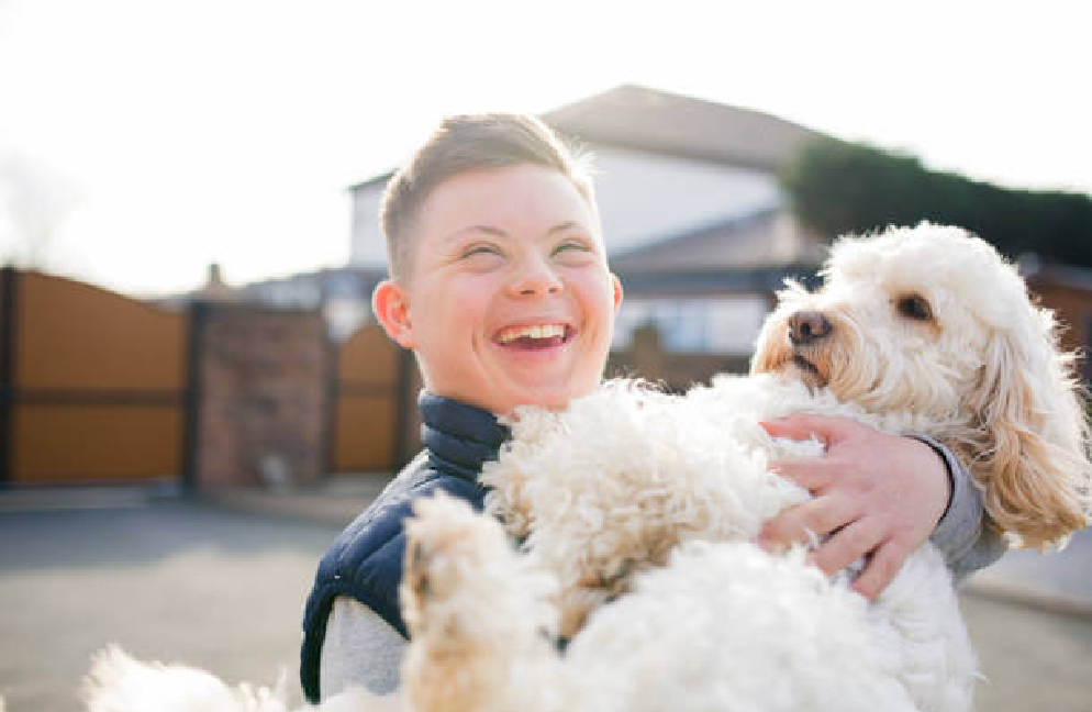 niño sonriendo con su perro